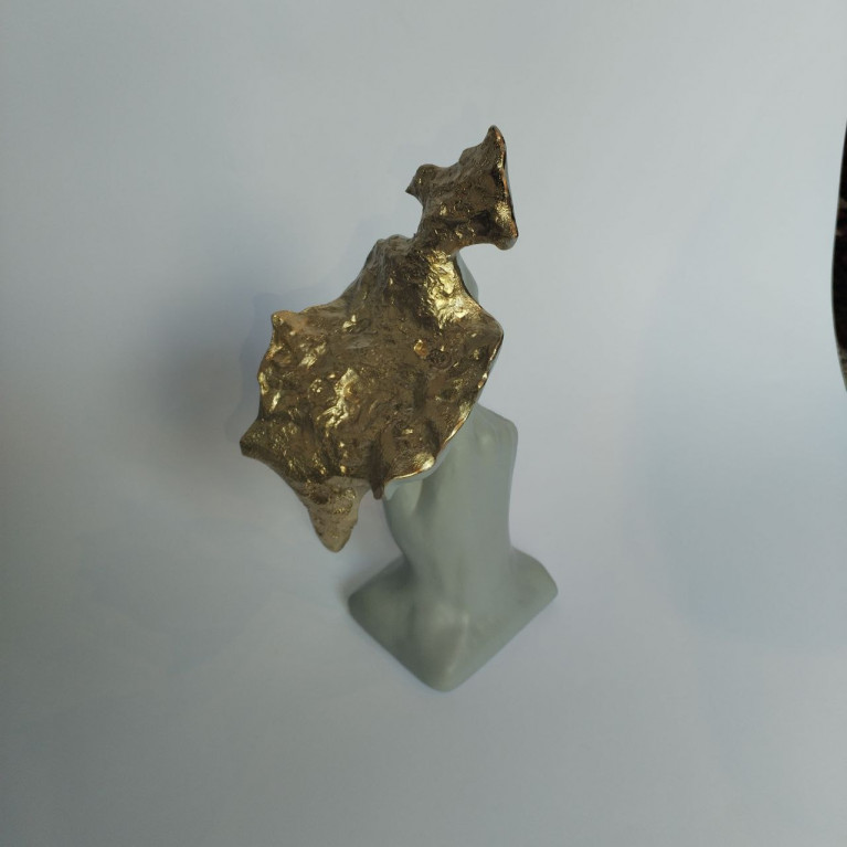 GRAY-GOLD SCULPTURE SECRET